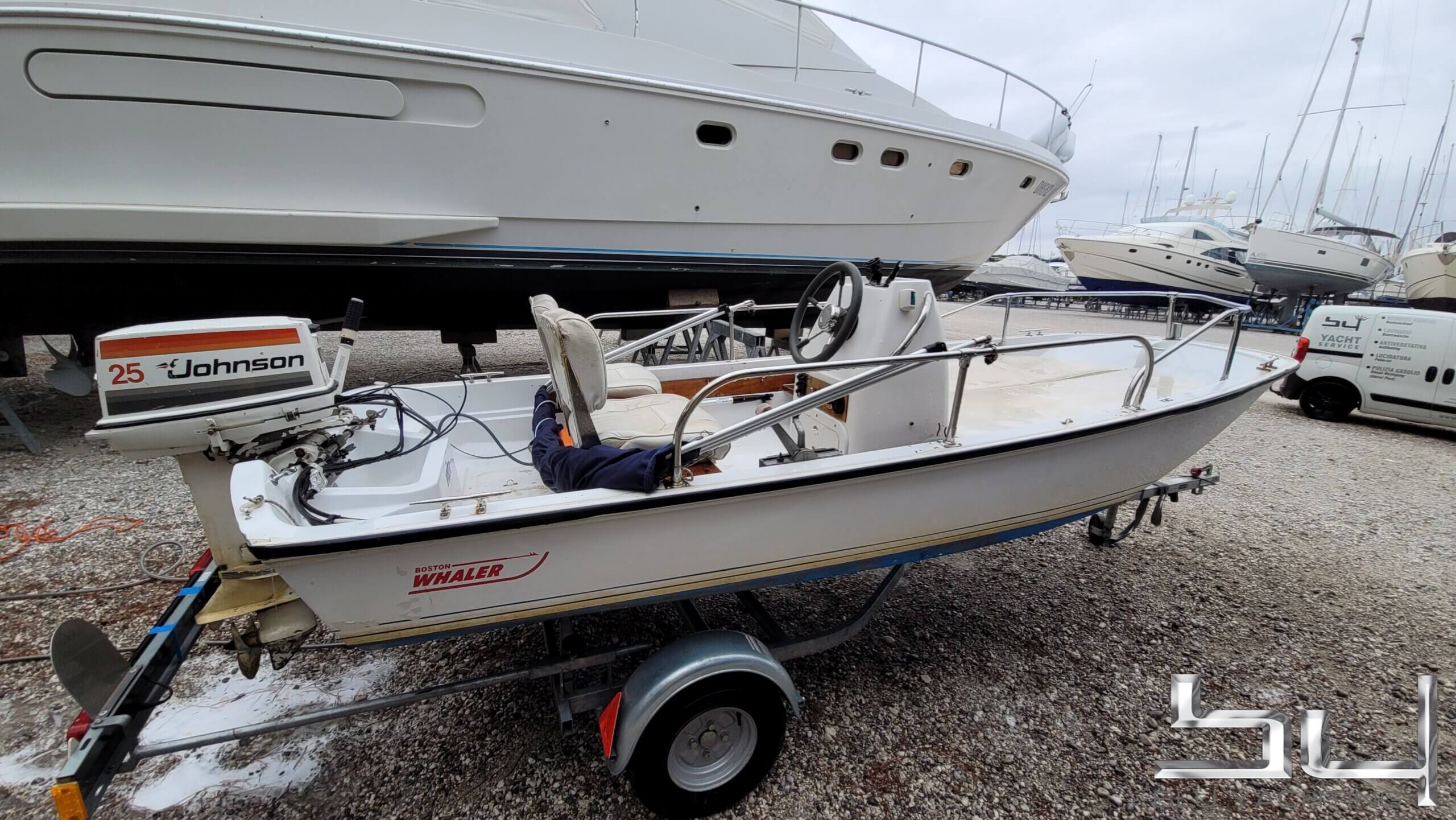 Boston Whaler 13